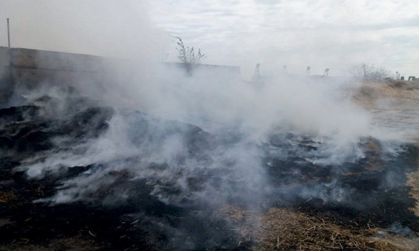 В селе на Николаевщине полностью сгорело авто, а в  придачу еще и 4 тонны соломы