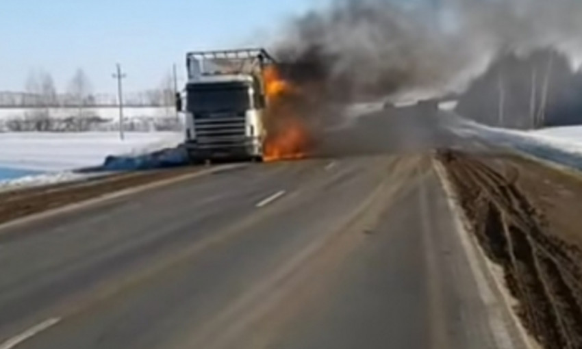 На трассе возле села Троицкое загорелся грузовой автомобиль DAF