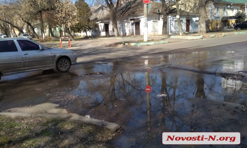 Из-за закупорки канализационных сетей по центральным улицам Николаева течет сточная вода
