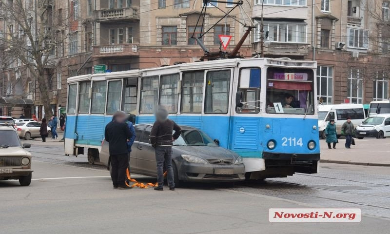 В центре Николаева столкнулись трамвай и «Тойота»