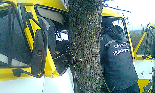 На Николаевщине столкнулись легковушка и эвакуатор