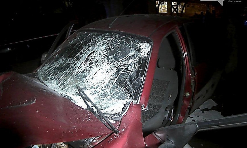 Ночью в Николаеве «Daewoo» врезалось в дерево – водитель погиб на месте 