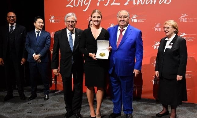 Николаевская саблистка Ольга Харлан получила награду за победу на Кубке мира