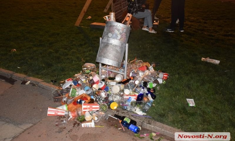 После праздничного концерта николаевцы оставили горы мусора