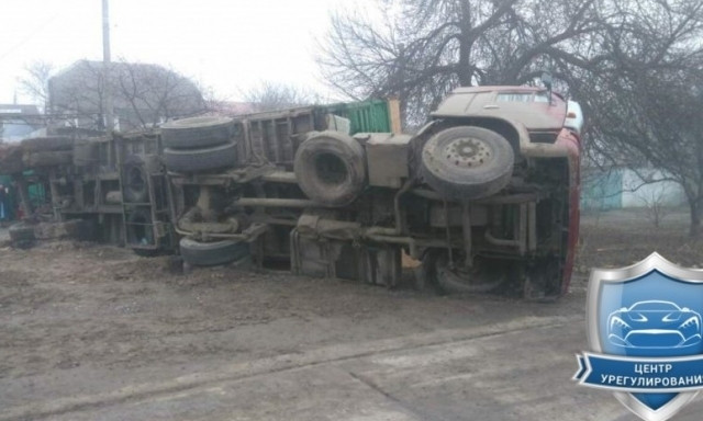 Грузовой автомобиль с прицепом зерна перевернулся в Николаеве