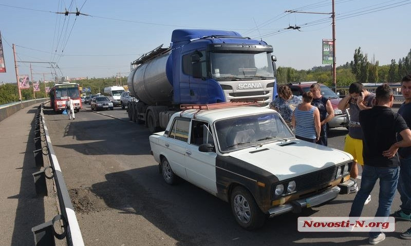 На Ингульском мосту в Николаеве столкнулись два автомобиля
