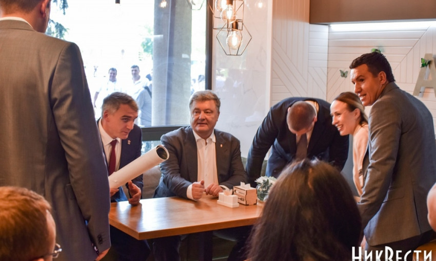 Петр Порошенко за чашкой кофе провел совещание с руководителями Николаева и Николаевской области