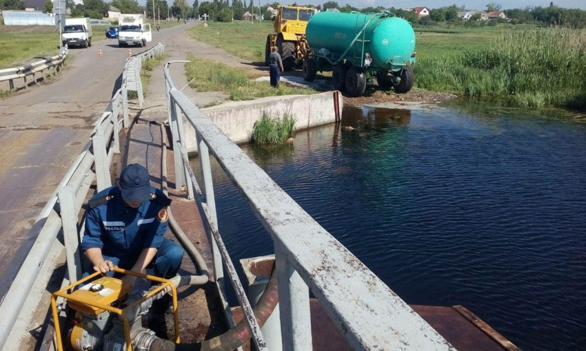 В Витовской районе затопило понтонный мост и спасатели оказали помощь по откачке воды