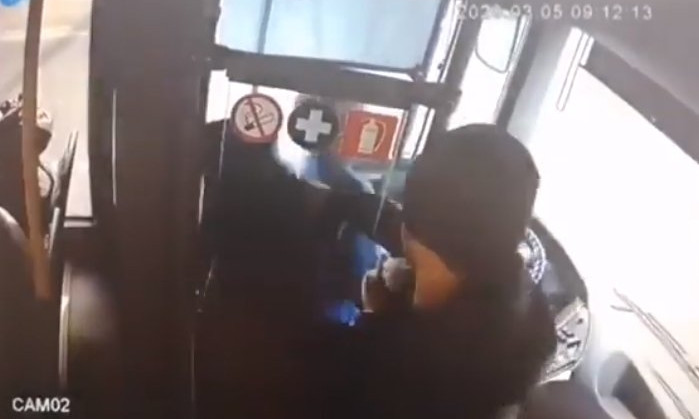 В Николаеве агрессивный пассажир зеленого автобуса ударил водителя