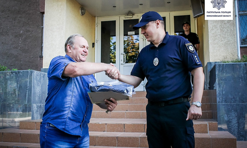Николаевский таксист помог задержать подозреваемых в ограблении церкви, патрульные наградили его за гражданскую позицию, бдительность и помощь