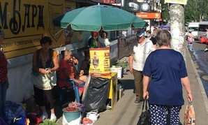 Николаевцы жалуются на торговцев, которые расположились на остановке "Центральный рынок"