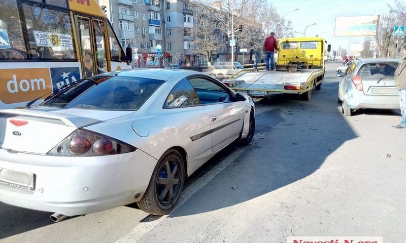 На Богоявленском проспекте авария: водитель иномарки зацепил хэтчбек и автомобиль