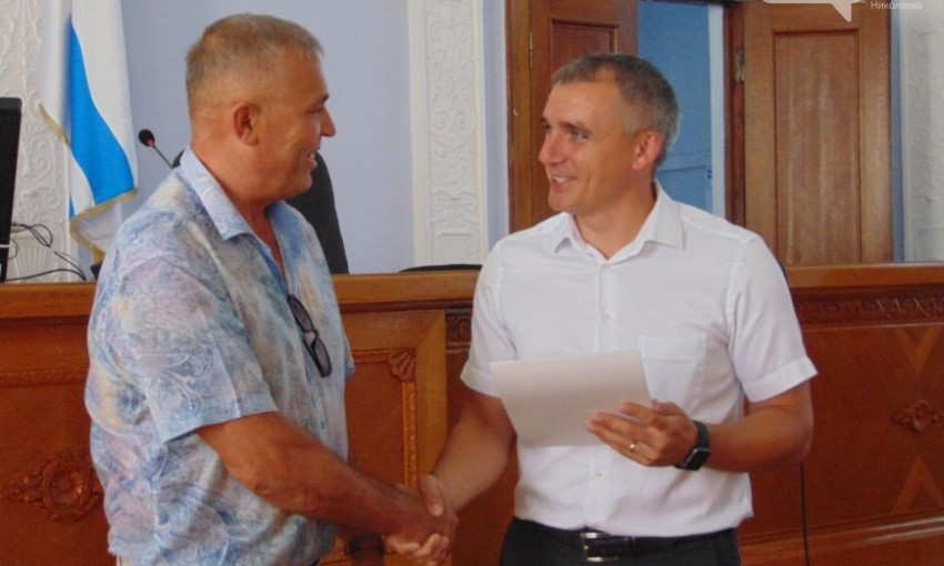 Мэр Николаева наградил успешных предпринимателей грамотами в честь праздника
