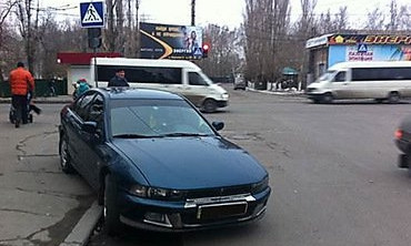 В Николаеве «Mitsubishi» вылетел на тротуар и сбил женщину