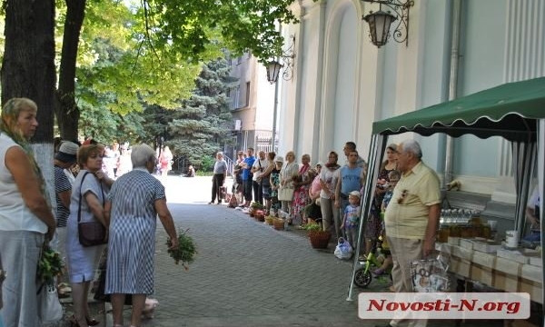 Жители Николаева отмечают яблочный спас