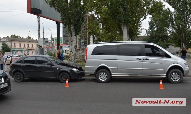 В центре Николаева столкнулись Mercedes и Chevrolet