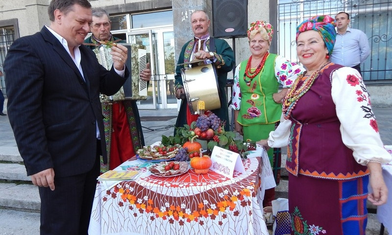 Кривоозерцы отметили День рождения родного города колбасным фестивалем
