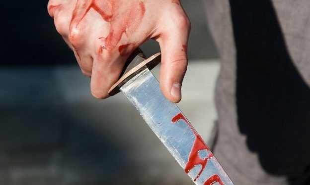 В Корабельном районе пьяный мужчина ранил ножом прохожего