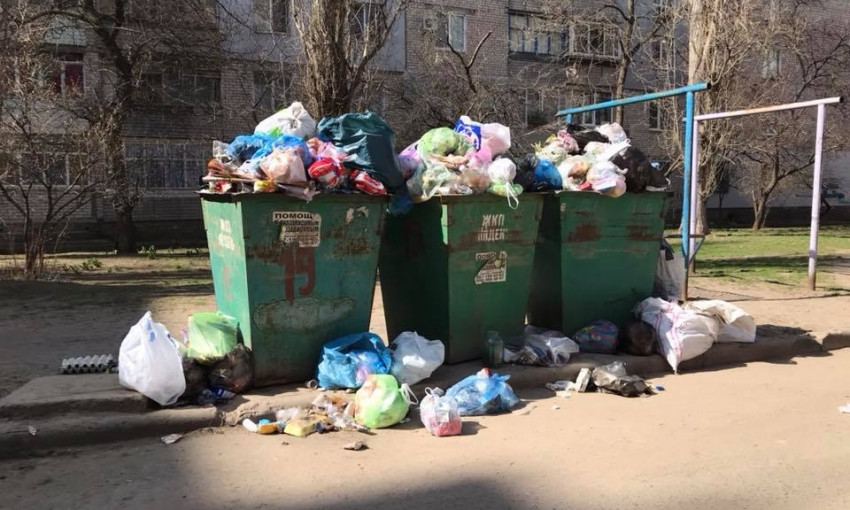 Жители Николаева возмущены: по случаю пасхальных праздников перестали вывозить мусор
