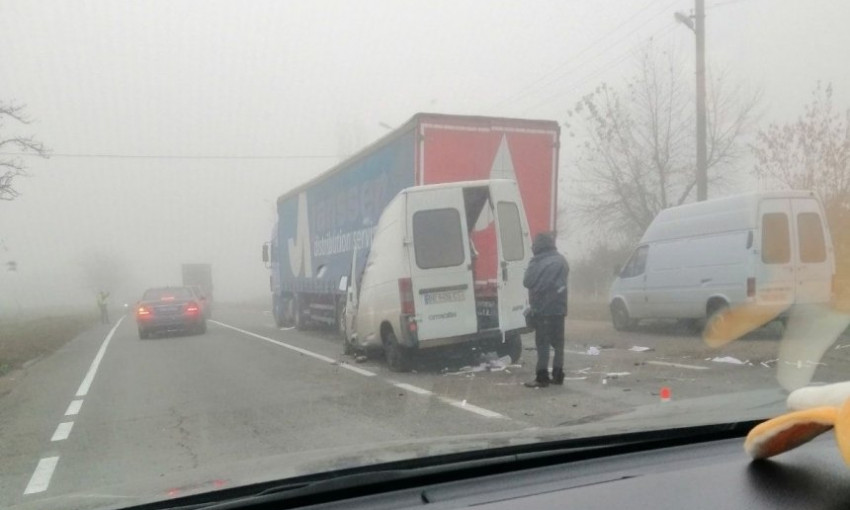 На трассе «Николаев-Одесса» столкнулись грузовик и микроавтобус, два человека пострадали
