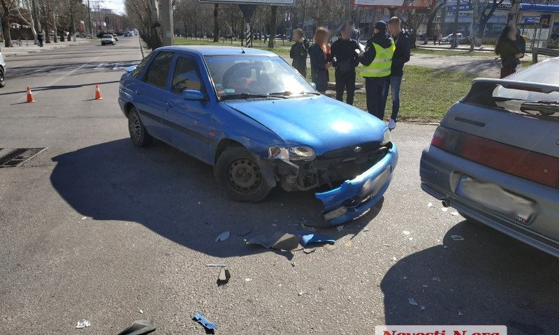 В центре Николаева девушка за рулем «Лады» спровоцировала ДТП с «Фордом»