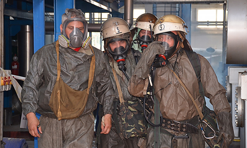 Николаевские спасатели провели тактические учения на заводе «Янтарь»