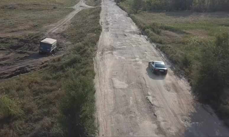 Трассу в Николаевской области польские видеоблогеры назвали «худшей дорогой в мире»