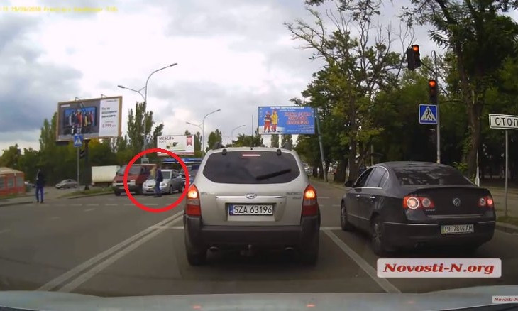 «Как ездят в Николаеве»: автомобиль, трогаясь «на красный», едва не сбил девушку