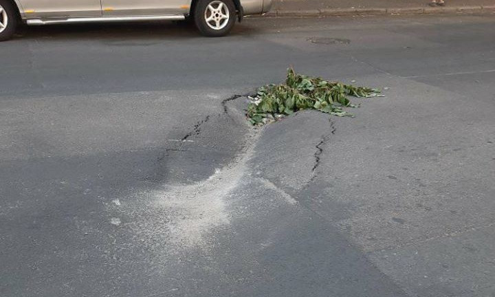 Только месяц назад отремонтировали - в Николаеве посреди улицы опять провалился асфальт 