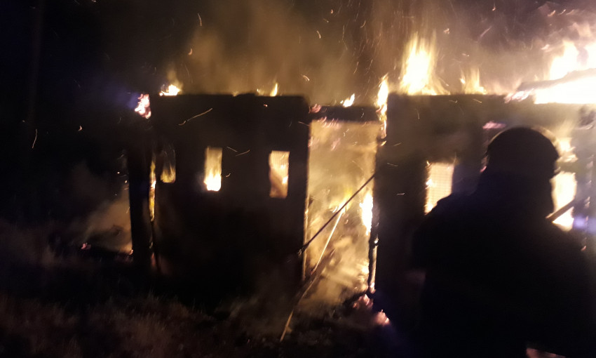 Ночной пожар: в Снигиревке горела хозяйственная постройка