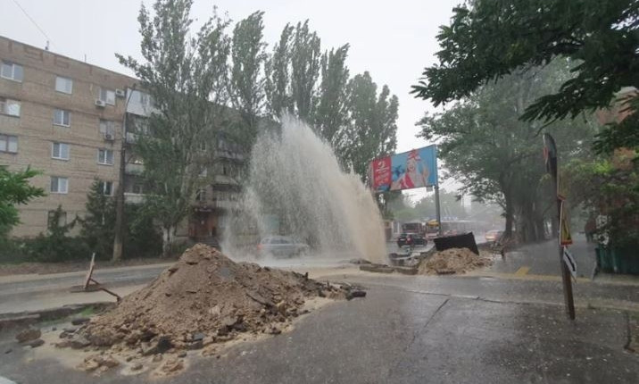 В Николаеве прорвало водопроводную магистраль, - фонтан бил на 10 метров