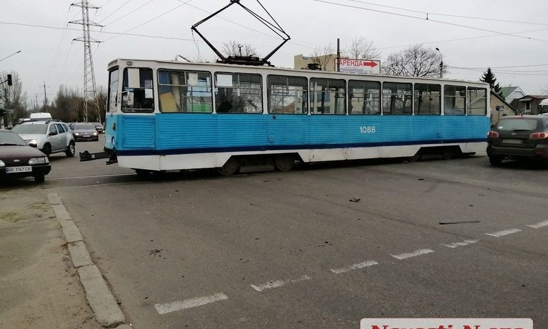 В центре Николаева столкнулись трамвай и «Хюндай»: водителя увезла «скорая»