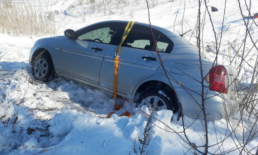 Из-за сложных погодных условий и снежных заносов в кювете оказались три автомобиля