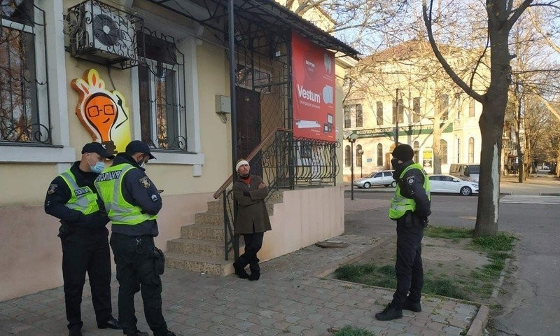 В центре Николаева полицейские задержали дебошира с самодельным ножом