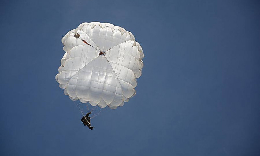 Николаевские воины отработали прыжки с парашютом 