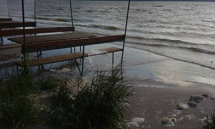 Результаты разрушения береговой линии на Намыве: Пляж уходит под воду, многоэтажки проседают