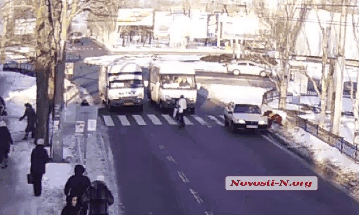 На проспекте Центральный автомобиль на переходном переходе сбил женщину, полиция просит откликнуться очевидцев