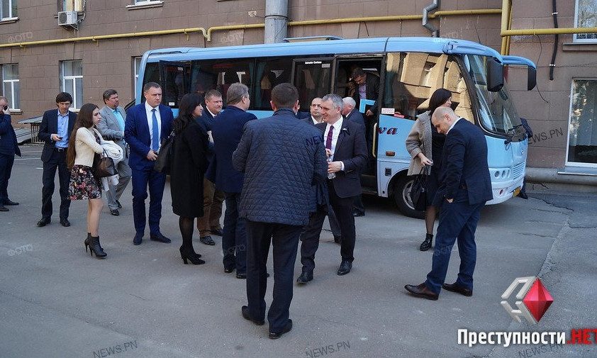 Мэр Николаева прокатал чиновников по проблемным местам города