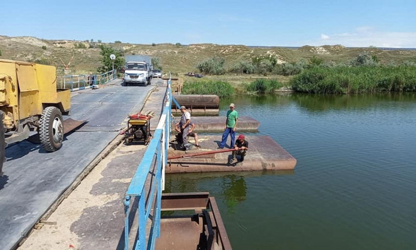 Пока только для пешеходов - в Снигиревском районе ремонтируют подтопленный понтонный мост 