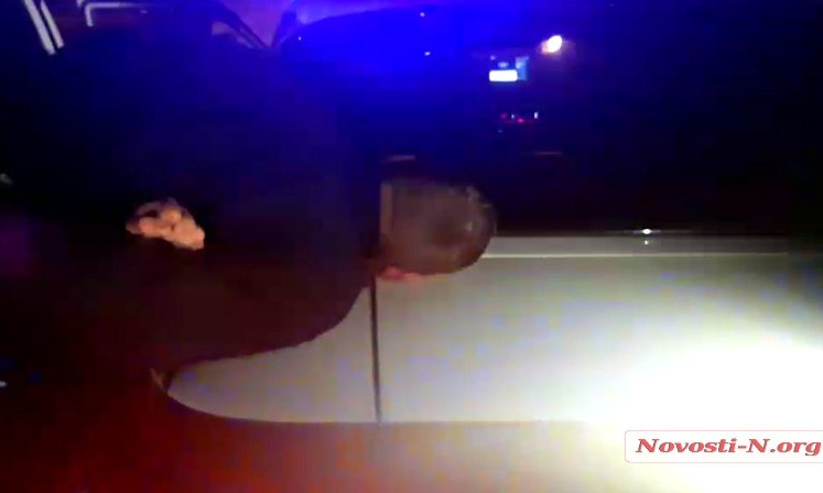 Ночью в Николаеве пьяный таксист протаранил полицейский «Приус»