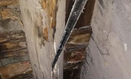 Николаевец уже несколько месяцев не может добиться от коммунальщиков ремонта части крыши