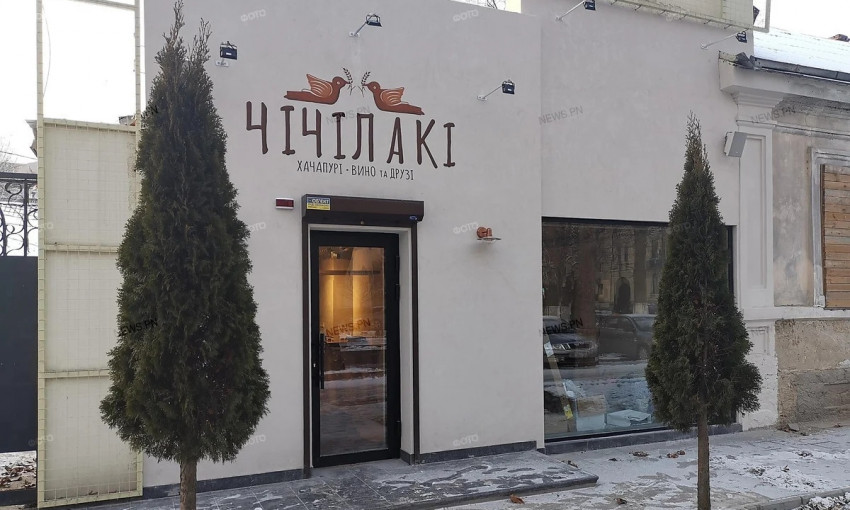 В Николаеве женщина изуродовала елку возле ресторана — за информацию о ней обещают 5 тыс грн