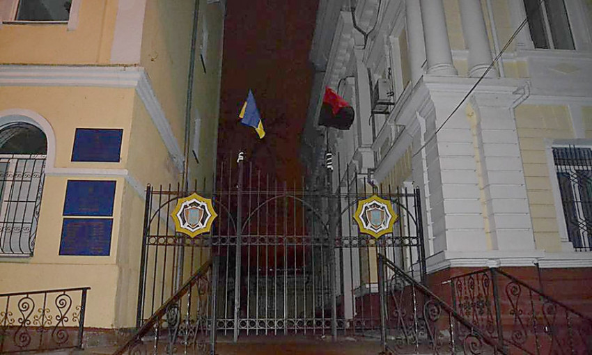 В Николаеве над главным управлением полиции повесили красно-черный флаг