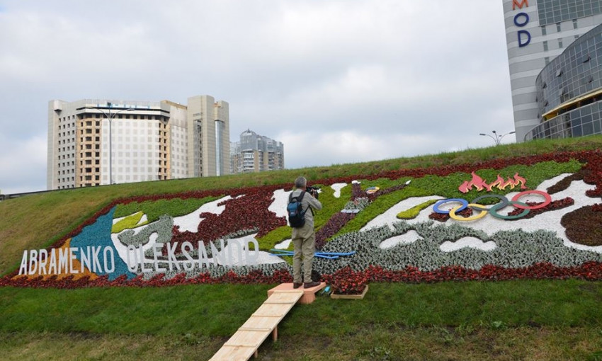 В Киеве появился новый цветочный арт-объект, посвященный николаевскому олимпийцу Александру Абраменко