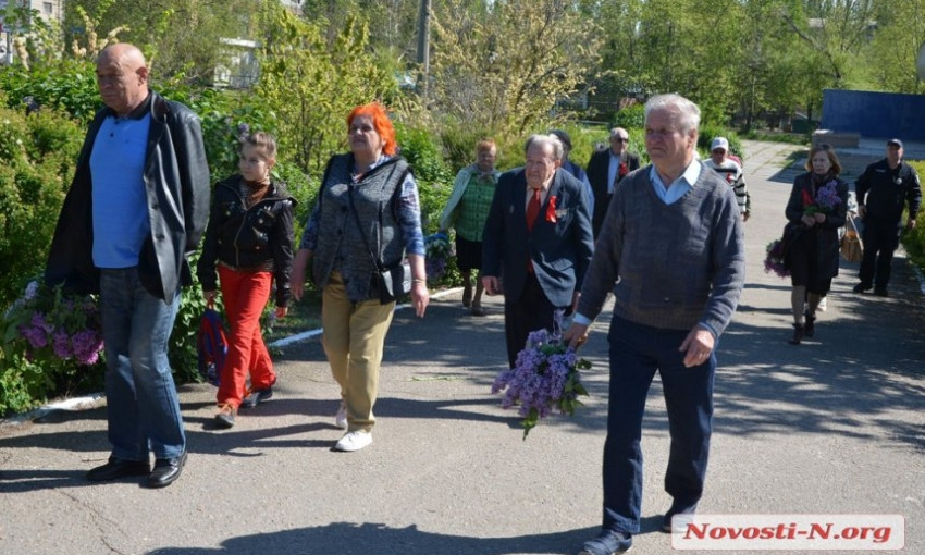 В честь Первомая николаевцы возложили цветы к памятнику «красным маевщикам»