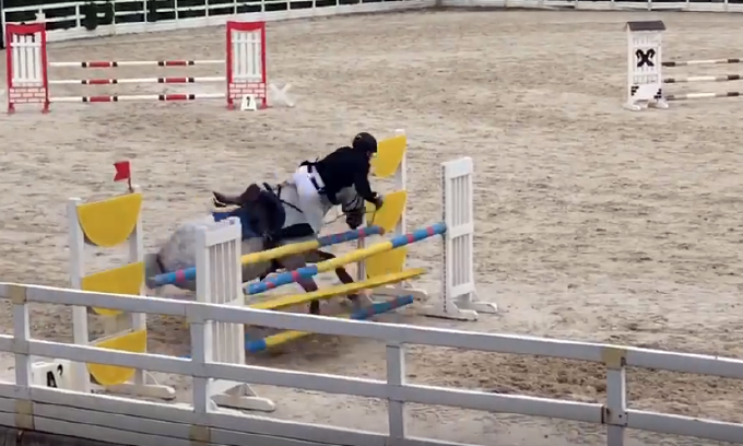Бизнесмен Михаил Титов  из Николаева во время соревнования по преодолению препятствий упал с лошади