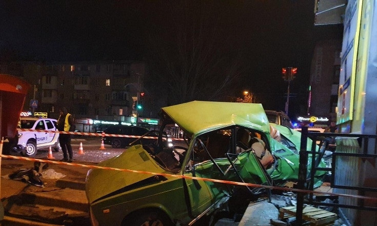 Жуткая авария в Николаеве, водитель влетел в остановку, один человек погиб