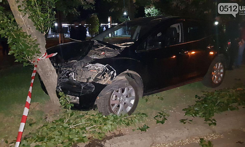 В Николаеве пьяный водитель сбил пешехода и врезался в дерево, скрываясь с места аварии