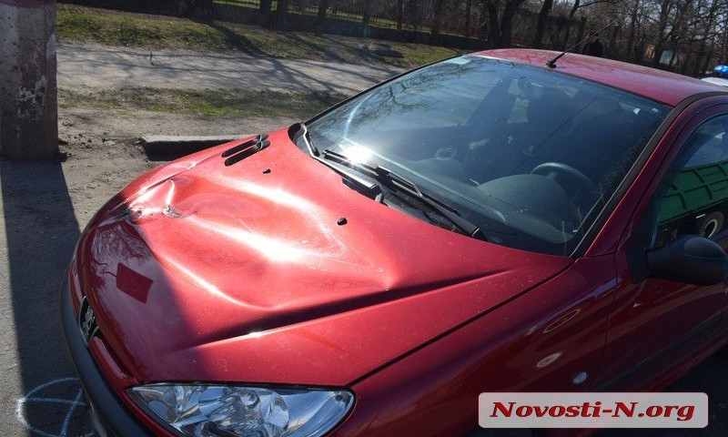 В Николаеве отвалившая от троллейбуса штанга токоприемника упала на автомобиль Peugeot