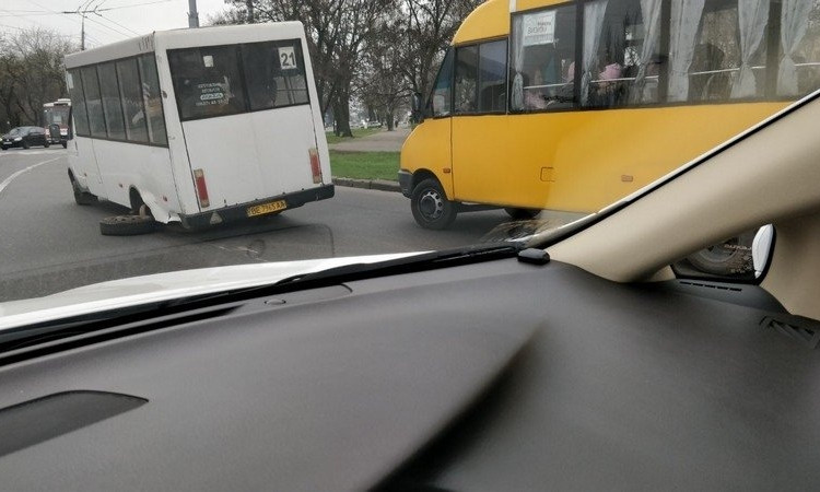 В Николаеве у маршрутки на полном ходу сломалось колесо